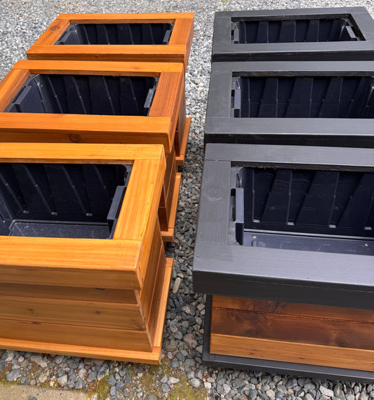The “Stiletto Mini 23” 23”x15”x25” Cedar Series Planter box with totes everlasting technology