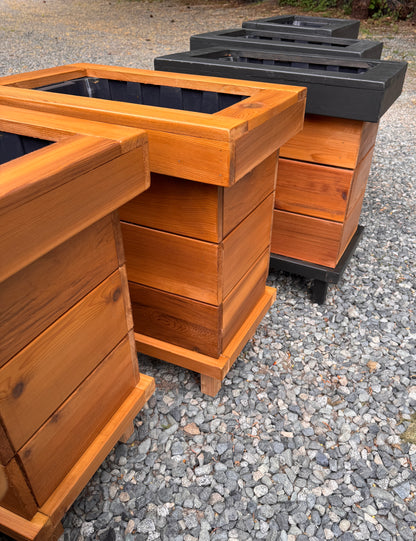 The “Stiletto Mini 23” 23”x15”x25” Cedar Series Planter box with totes everlasting technology