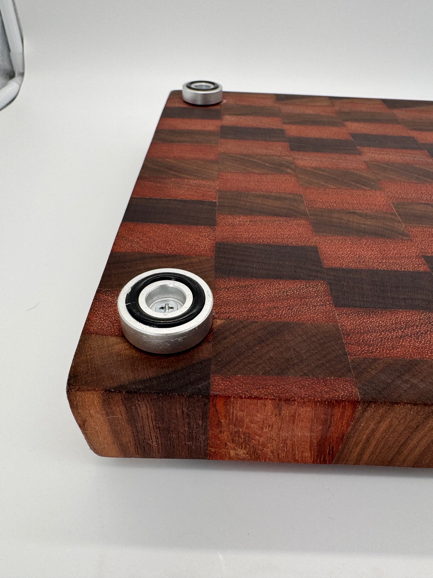 The "Beast" End-grain Board with aluminum feet & grip handles 16”x2.5”