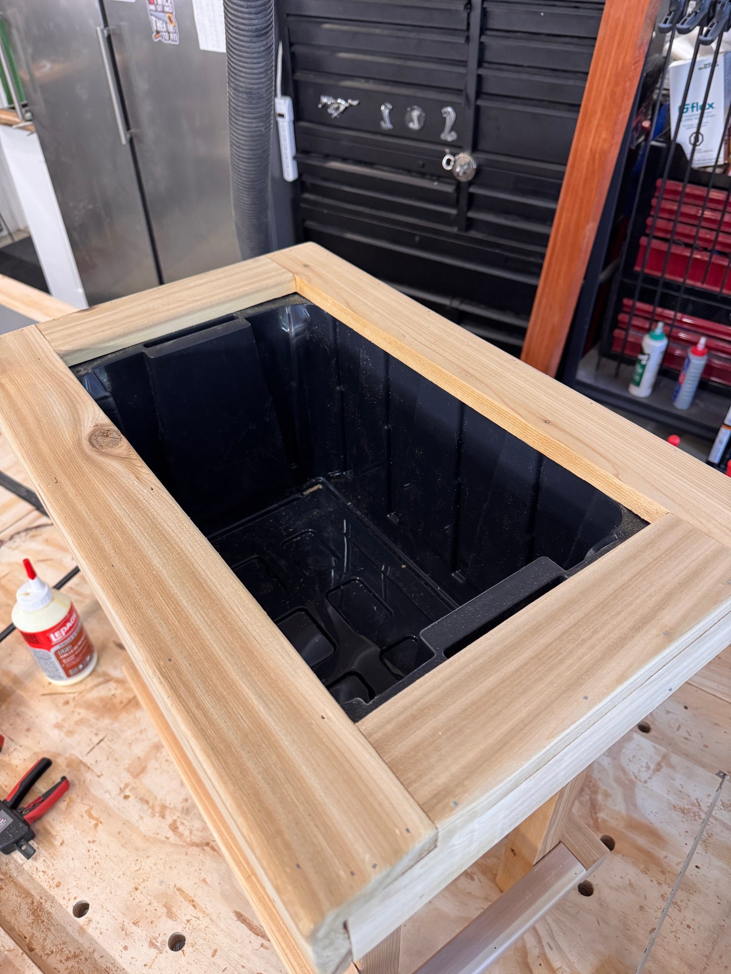 The “Stiletto Mini 23” 23”x15”x25” Cedar Series Planter box with totes everlasting technology